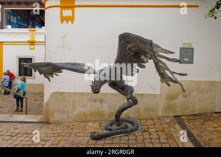 Skulptur eines Adlers von Carlos de Oliveira Correia in den Straßen von Albufeira, Algarve, Portugal Stockfoto