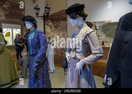 Ausstellung historischer Schaufensterpuppen in Mode des späten 19. Bis frühen 20. Jahrhunderts im Museu do Traje in São Brás de Alportel, Algarve, Portugal Stockfoto