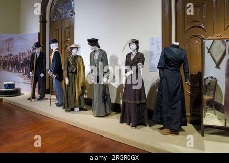 Ausstellung historischer Schaufensterpuppen in Mode des späten 19. Bis frühen 20. Jahrhunderts im Museu do Traje in São Brás de Alportel, Algarve, Portugal Stockfoto