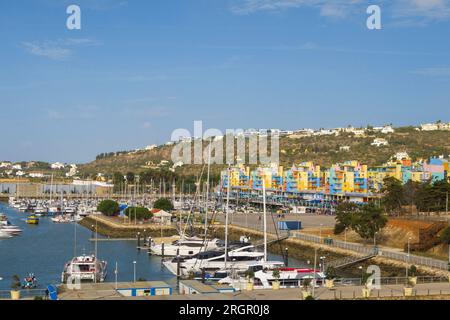 Boote und Yachten, die im Yachthafen von Albufeira, an der Algarve, Portugal, Europa vor Anker liegen Stockfoto