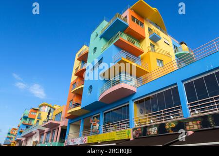 Mehrfarbige Mehrfamilienhäuser vor dem Yachthafen in Albufeira, der Algarve, Portugal, Europa Stockfoto