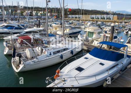 Boote, die im Yachthafen von Albufeira, an der Algarve, Portugal, Europa ankerten Stockfoto