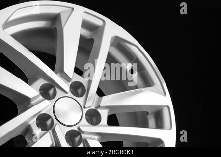 Silbernes Aluminiumrad auf schwarzem Hintergrund. Nahaufnahme von Autoteilen. Stockfoto