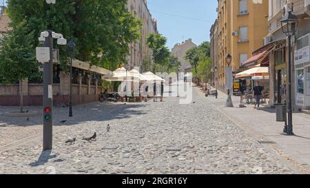 Belgrad, Serbien - 08. Juli 2021: Leere Bohemian Street Skadarlija am heißen Sommertag in der Hauptstadt. Stockfoto