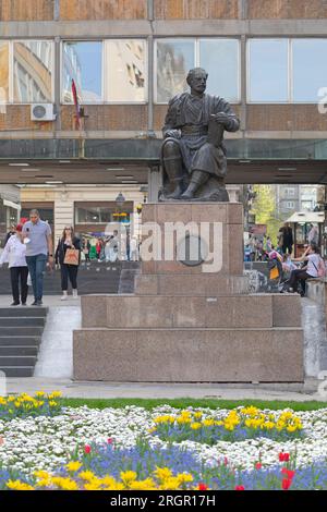 Belgrad, Serbien - 12. April 2021: Bronzemonument Petar Petrovic Njegos historisches Wahrzeichen im Stadtzentrum von Plato. Stockfoto