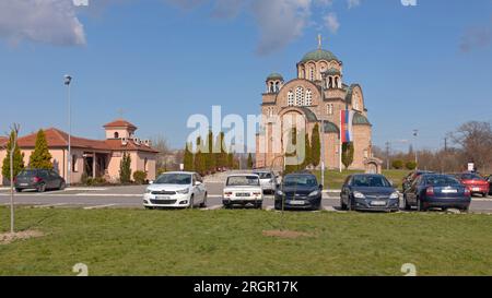 Belgrad, Serbien - 24. März 2021: Serbisch-orthodoxe Kirche des heiligen Lukas der Apostel in der Zrenjanjin Straße. Stockfoto