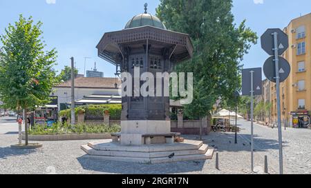 Belgrad, Serbien - 08. Juli 2021: Trinkbrunnen des türkischen Sebilj an der Skadarlija Street heißer Sommertag in der Hauptstadt. Stockfoto