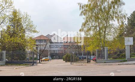 Mladenovac, Serbien - 13. April 2020: Eingangstor zum Selters Spa Rehabilitation Centre Complex. Stockfoto