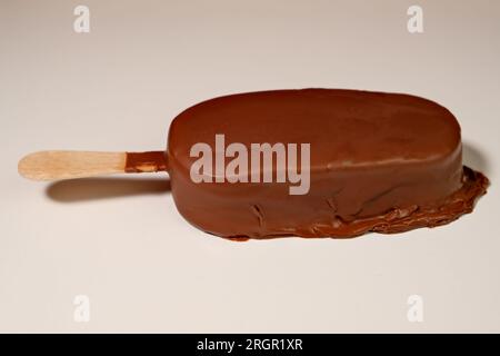 Schokoladeneis schmilzt auf weißem Hintergrund Stockfoto