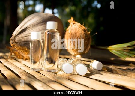 Flaschen mit Bio-Öl aus Kokos in Thailand. Stockfoto