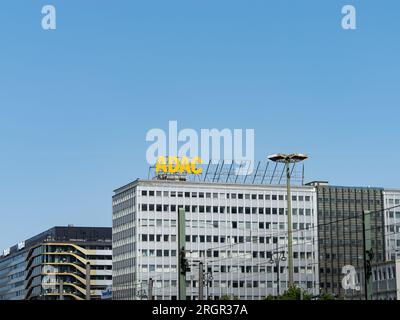 ADAC-Logo des General German Automobile Club auf einem Bürogebäude in der Stadt. Die gelben Buchstaben des Logos sind Werbung. Stockfoto