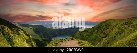 Panoramablick auf die Twin Lakes von Sete Cidades vom Aussichtspunkt Boca do Inferno auf der Insel Sao Miguel, Azoren, Portugal Stockfoto