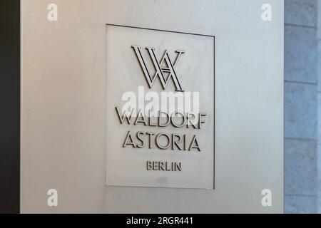 Das Waldorf Astoria Logo befindet sich neben dem Eingang des Luxushotels. Das Symbol besteht aus Metall und sieht sehr teuer in der Architektur aus. Stockfoto