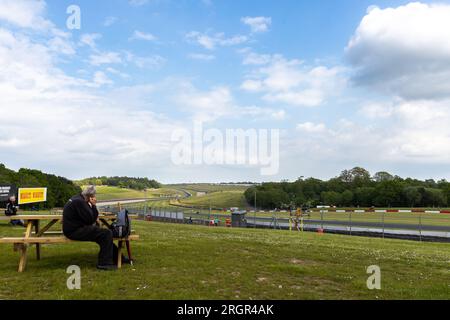 British Superbikes im Donington Park in Leicestershire am 19. Mai 2023. Mit Krankurven und der alten Haarnadel Stockfoto