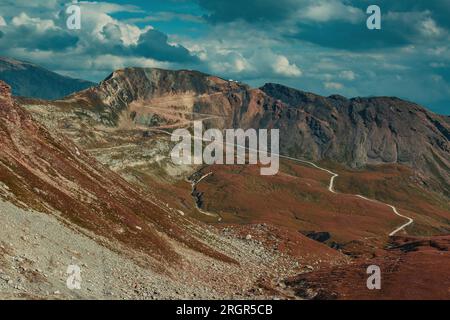 Wunderschöne Landschaft mit Bergstraße in den Dolomiten-Alpen Stockfoto