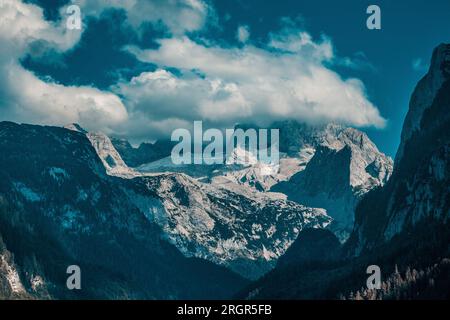 Herrlicher Blick auf die Gipfel der Dolomiten-Alpen Stockfoto