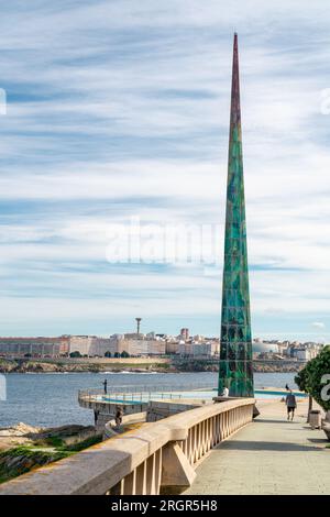 A Coruna, SPANIEN - Oktober 30 2022: Eine Stadt in Coruna. Blick auf Obelisco Millenium und Gerargo Porto Avenue. Reiseziel in Galicien, Spanien. Promenade Stockfoto
