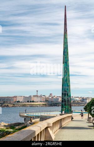 A Coruna, SPANIEN - Oktober 30 2022: Eine Stadt in Coruna. Blick auf Obelisco Millenium und Gerargo Porto Avenue. Reiseziel in Galicien, Spanien. Promenade Stockfoto