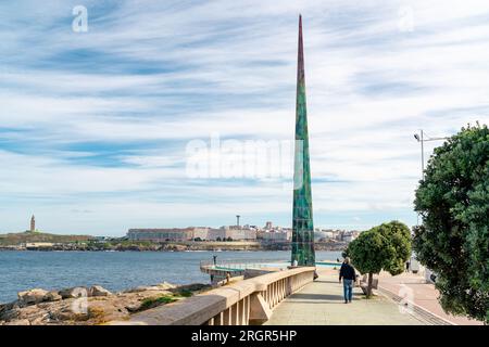 A Coruna, SPANIEN - Oktober 30 2022: Eine Stadt in Coruna. Blick auf Obelisco Millenium und Gerargo Porto Avenue. Reiseziel in Galicien, Spanien. Promenade Stockfoto