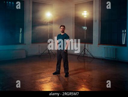 Junger Regisseur posiert im Fotostudio mit konstantem Licht Stockfoto
