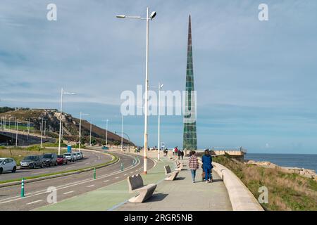 A Coruna, SPANIEN - Oktober 30 2022: Eine Stadt in Coruna. Blick auf Obelisco Millenium und Gerargo Porto Avenue. Reiseziel in Galicien, Spanien. Promenade Stockfoto