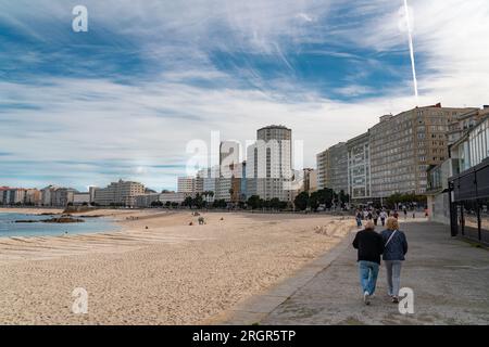 A Coruna, SPANIEN - Oktober 30 2022: Panoramablick auf Eine Stadt Coruna. Blick auf Riazor Beach. In seiner Fortsetzung nach Nordosten befindet sich der Strand Orzán. Stockfoto