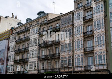 A Coruna, SPANIEN - Oktober 30 2022: Schönes und historisches Stadtzentrum von A Coruna. Wunderschöne Gebäudearchitektur. Reiseziel Stockfoto