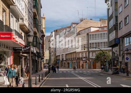 A Coruna, SPANIEN - Oktober 30 2022: Schönes und historisches Stadtzentrum von A Coruna. Die Leute auf der Straße genießen die Zeit draußen beim Einkaufen, Restaurant Stockfoto