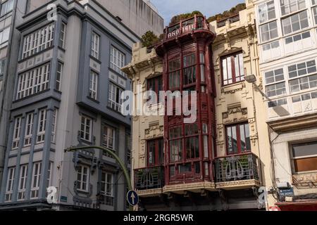 A Coruna, SPANIEN - Oktober 30 2022: Schönes und historisches Stadtzentrum von A Coruna. Wunderschöne Gebäudearchitektur. Reiseziel Stockfoto