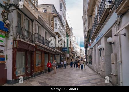 A Coruna, SPANIEN - Oktober 30 2022: Schönes und historisches Stadtzentrum von A Coruna. Die Leute auf der Straße genießen die Zeit draußen beim Einkaufen, Restaurant Stockfoto