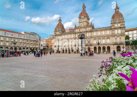 A Coruna, SPANIEN - Oktober 30 2022: Blick auf das Rathaus am Platz María Pita im Stadtzentrum von A Coruna. Stockfoto