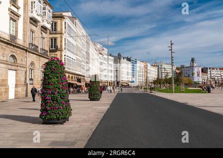 A Coruna, SPANIEN - Oktober 30 2022: Schöne Straßen von A Coruna, Galicien, Spanien. Blick auf die Marina Avenue. Restaurants und Bars voller Leute. Reisen Stockfoto