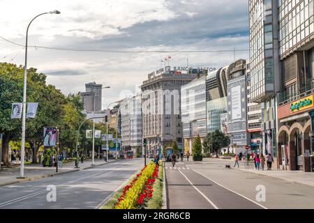 A Coruna, SPANIEN - Oktober 30 2022: Schöne Straßen von A Coruna, Galicien, Spanien. Blick auf die Marina Avenue. Restaurants und Bars voller Leute. Reisen Stockfoto