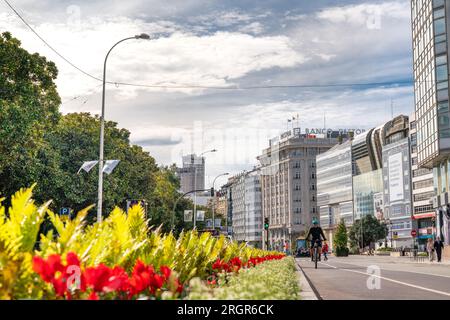 A Coruna, SPANIEN - Oktober 30 2022: Schöne Straßen von A Coruna, Galicien, Spanien. Blick auf die Marina Avenue. Restaurants und Bars voller Leute. Reisen Stockfoto