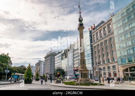 A Coruna, SPANIEN - Oktober 30 2022: Schönes und historisches Stadtzentrum von A Coruna. Die Leute auf der Straße genießen die Zeit draußen beim Einkaufen, Restaurant Stockfoto