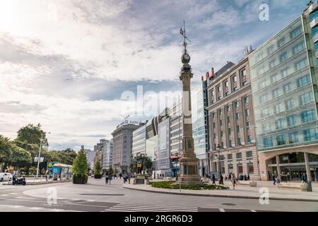 A Coruna, SPANIEN - Oktober 30 2022: Schönes und historisches Stadtzentrum von A Coruna. Die Leute auf der Straße genießen die Zeit draußen beim Einkaufen, Restaurant Stockfoto