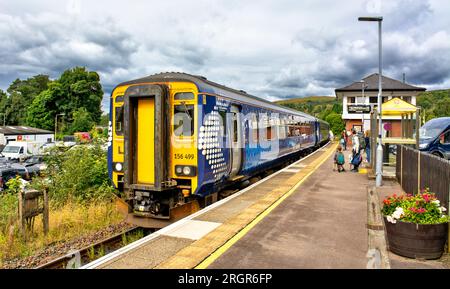 Der ScotRail-Zug wartet im Sommer an der Banavie Station in der Nähe von Fort William Scotland auf Passagiere Stockfoto