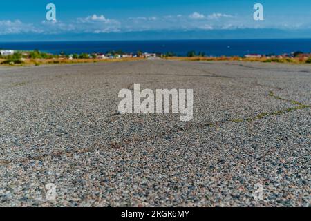 Leere, breite, gepflasterte Straße auf Meereshintergrund Stockfoto