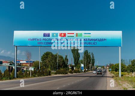 Poster auf der Autobahn während des internationalen Gipfels in Kirgisistan Stockfoto