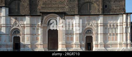 Die Basilika San Petronio ist die größte in Bologna auf der Piazza Maggiore. Die Basreliefs aus weißem istrischem Stein und rotem Verona-Marmor sind wunderbar. Stockfoto