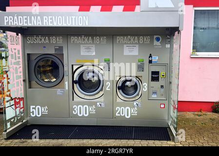 Selbstbedienungswäscherei, Waschmaschinen und Trockner draußen für Selbstwäsche, Waschen schmutzige Kleidung und Bettwäsche, Pilsen, Tschechien, 2023-06-30 Stockfoto