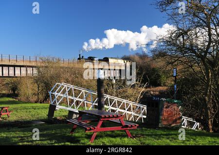 Dampfeisenbahn, die den Fluss Avon mit der Avon Valley Railway in der Nähe von Bristol überquert. Die Lokomotive entspricht der LNER-Klasse J15 Nr. 7564 (65462). Stockfoto