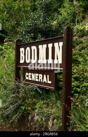 Namensschild auf dem Bahnsteig an der Bodmin General Station, Bodmin & Wenford Railway, Cornwall. Stockfoto