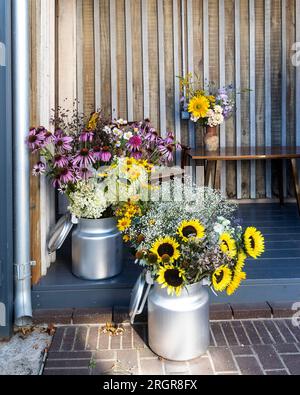 Gelbe Sonnenblumen, weiße Gänseblümchen und Gänseblümchen in einem Blumenstrauß für Geburtstage und besondere Anlässe Stockfoto