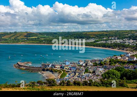 Blick auf den Strand und den Hafen am New Quay, einem Ferienort am Meer mit Blick auf die Cardigan Bay in Ceredigion West Wales UK Stockfoto