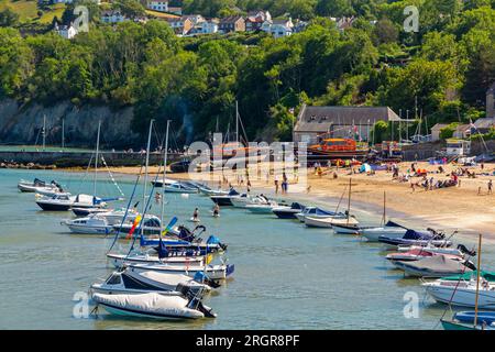 Segelboote, die im Hafen von New Quay, einem Ferienort am Meer mit Blick auf die Cardigan Bay in Ceredigion West Wales UK, vor Anker liegen Stockfoto