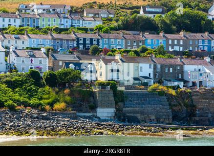 Terrassenhäuser mit Blick auf den Traeth Y Dolau Beach am New Quay ein Ferienort am Meer mit Blick auf die Cardigan Bay in Ceredigion West Wales UK Stockfoto