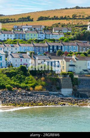 Terrassenhäuser mit Blick auf den Traeth Y Dolau Beach am New Quay ein Ferienort am Meer mit Blick auf die Cardigan Bay in Ceredigion West Wales UK Stockfoto