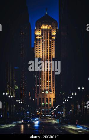Der Blick auf die South La Salle Street mit dem Chicago Board of Trade Building am Ende der Straße. Stockfoto
