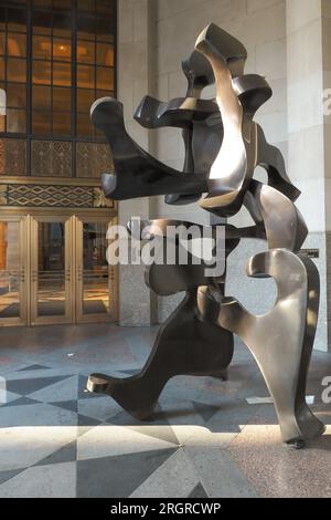 Das One Bunker Hill-Gebäude befindet sich an der Kreuzung von Grand Avenue und West 5. Street in Los Angeles. Am Eingang befindet sich eine Skulptur namens La Stockfoto
